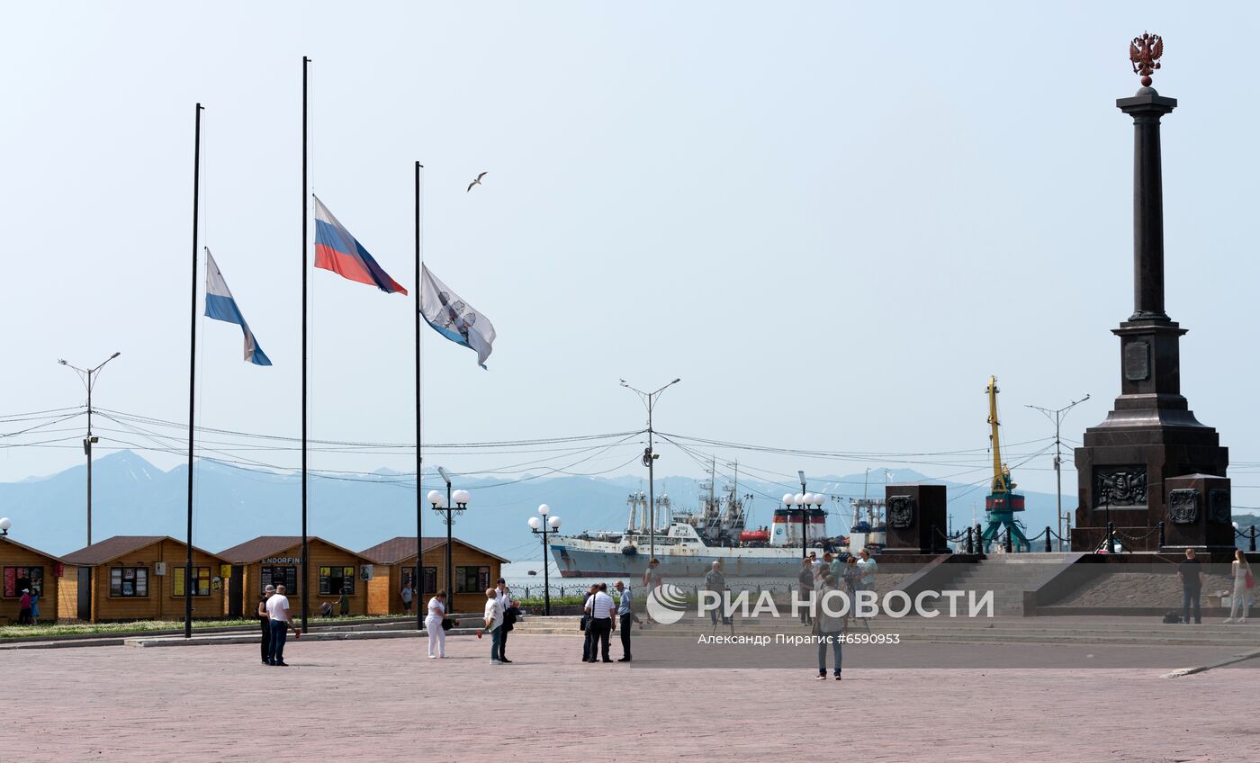 Цветы в память о погибших в авиакатастрофе на Камчатке