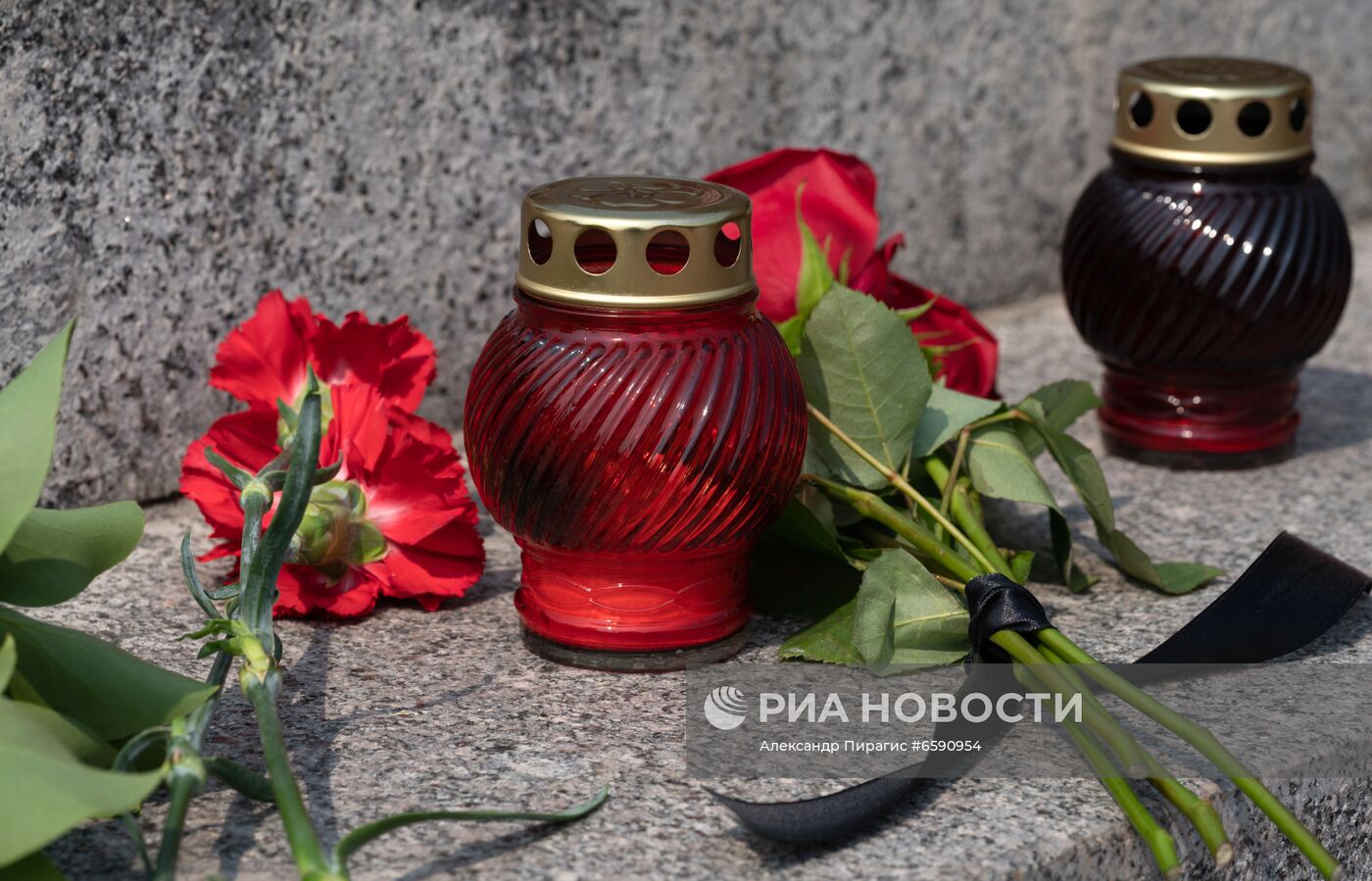 Цветы в память о погибших в авиакатастрофе на Камчатке