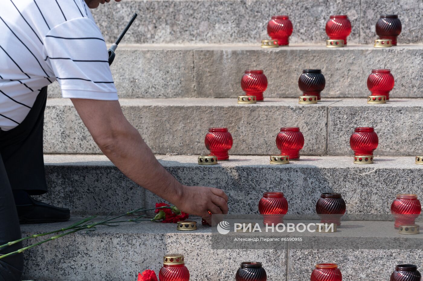 Цветы в память о погибших в авиакатастрофе на Камчатке