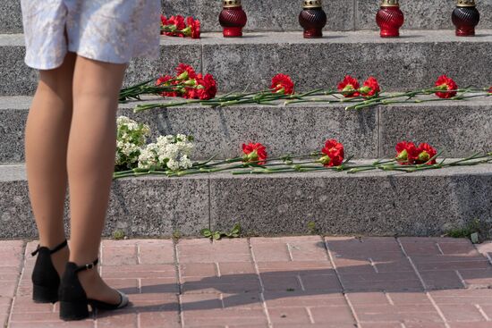 Цветы в память о погибших в авиакатастрофе на Камчатке