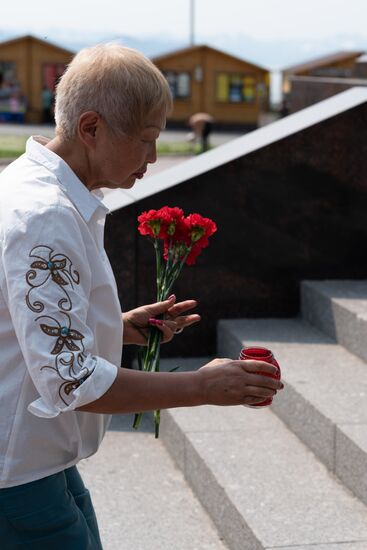 Цветы в память о погибших в авиакатастрофе на Камчатке