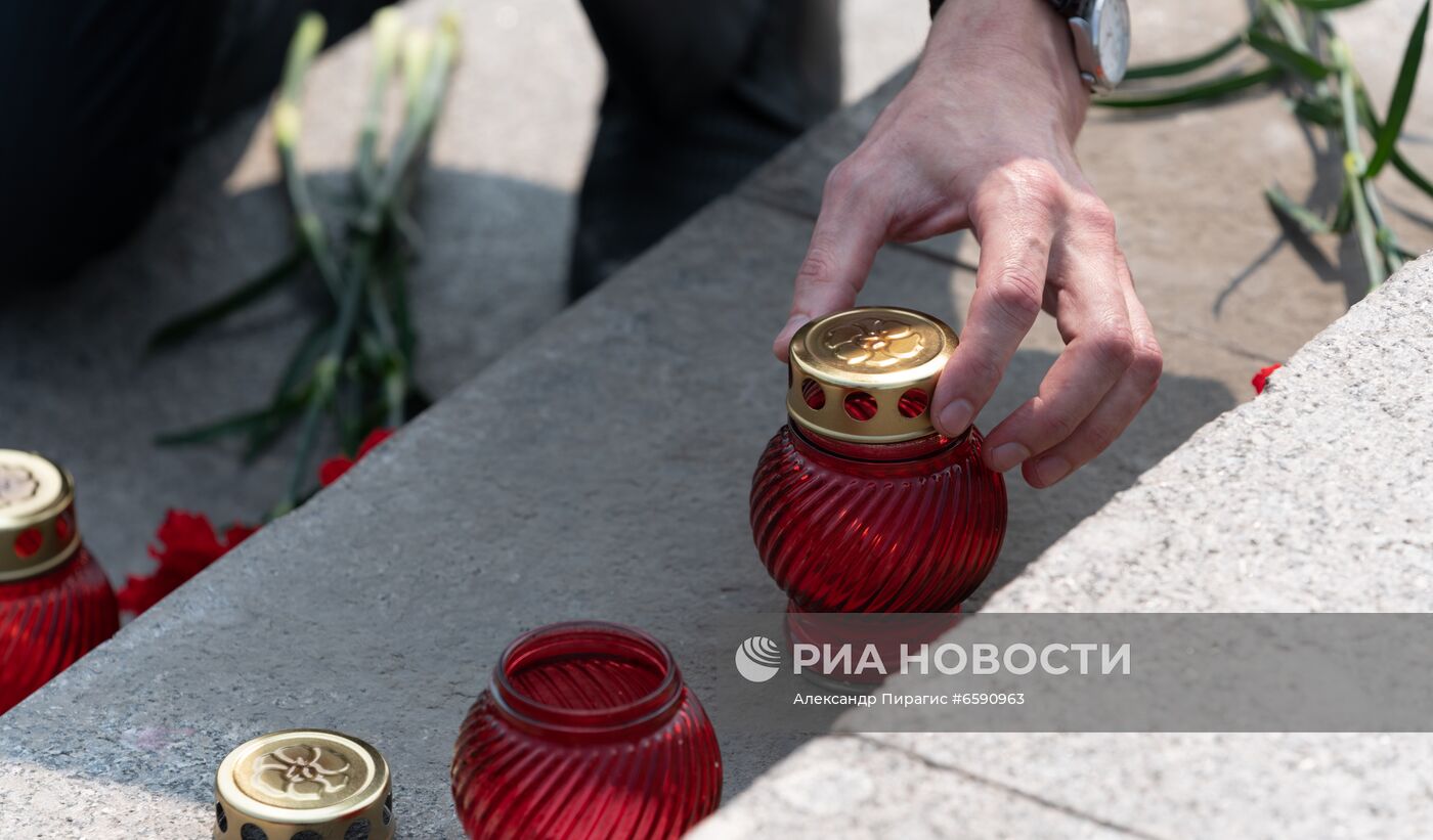 Цветы в память о погибших в авиакатастрофе на Камчатке