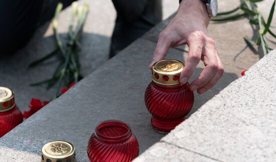 Цветы в память о погибших в авиакатастрофе на Камчатке