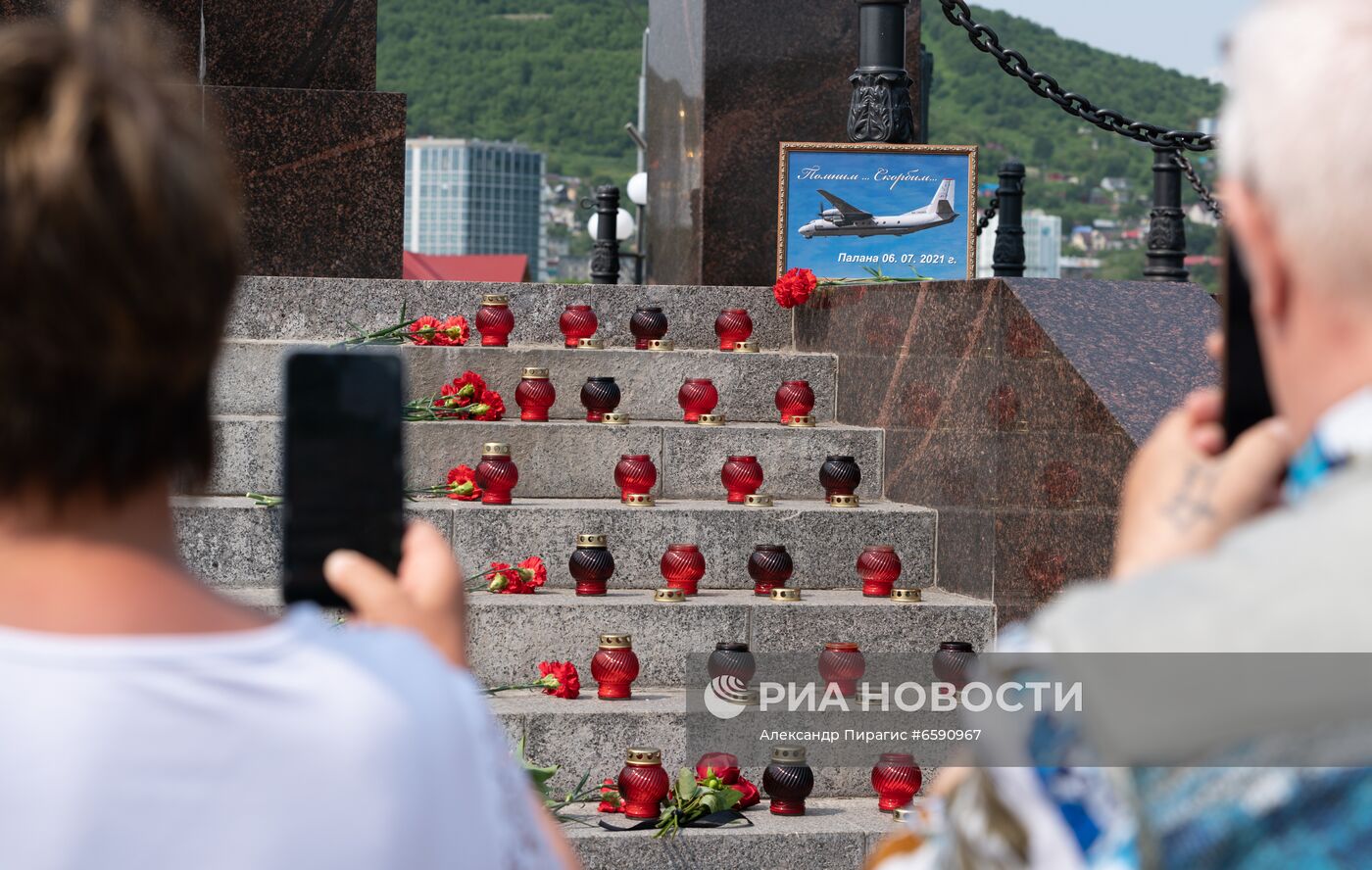 Цветы в память о погибших в авиакатастрофе на Камчатке