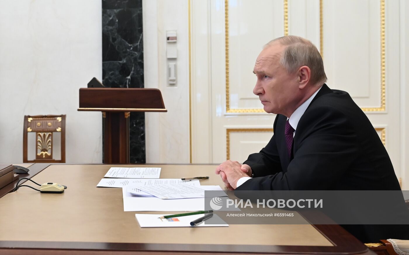 Президент РФ В. Путин провел совещание с членами правительства РФ