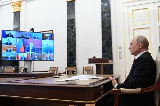 Президент РФ В. Путин провел совещание с членами правительства РФ