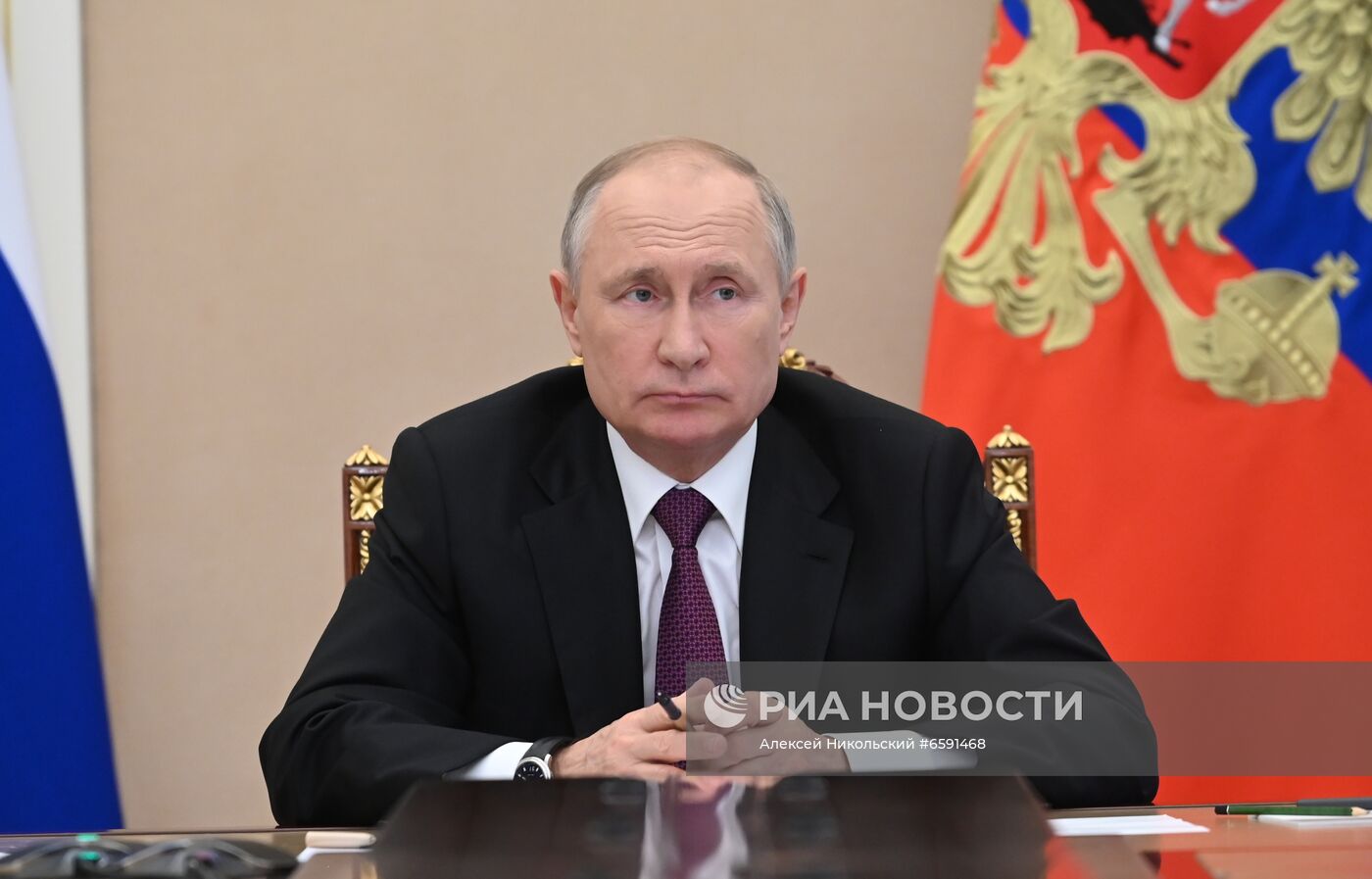 Президент РФ В. Путин провел совещание с членами правительства РФ