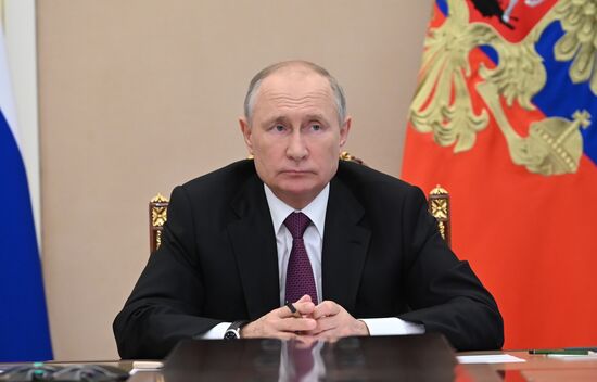 Президент РФ В. Путин провел совещание с членами правительства РФ