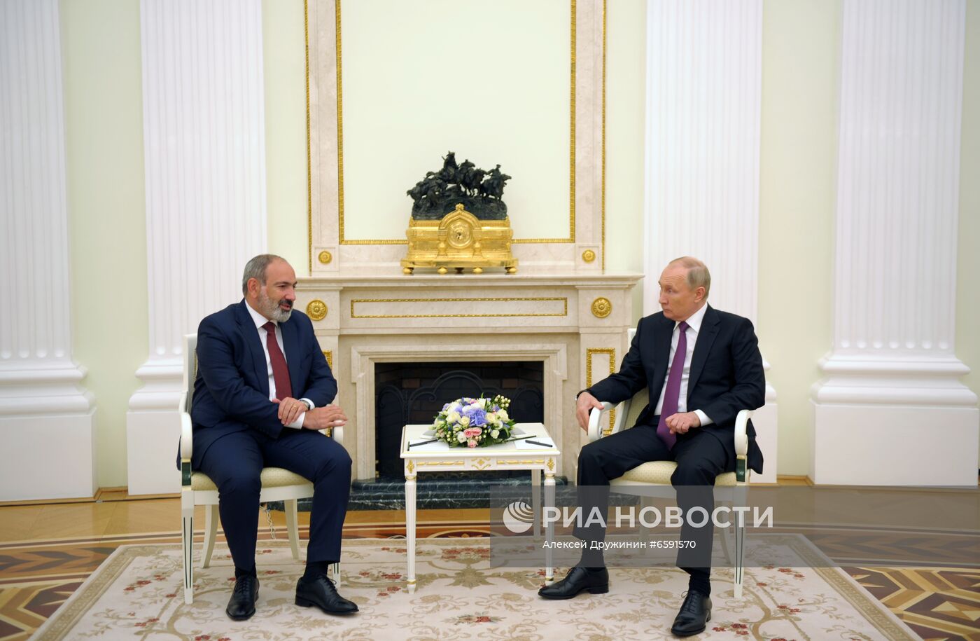 Встреча президента РФ В. Путина с исполняющим обязанности премьер-министра Армении Н. Пашиняном