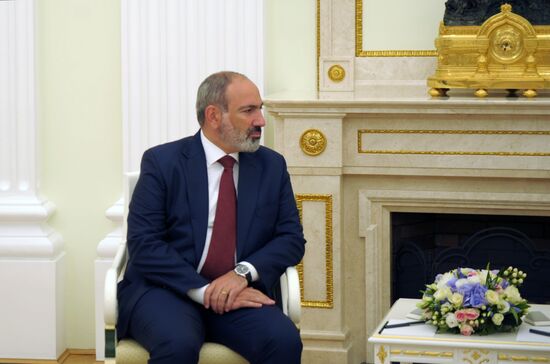 Встреча президента РФ В. Путина с исполняющим обязанности премьер-министра Армении Н. Пашиняном