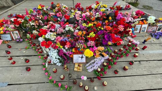 Стихийный мемориал в Палане в память о погибших в авиакатастрофе