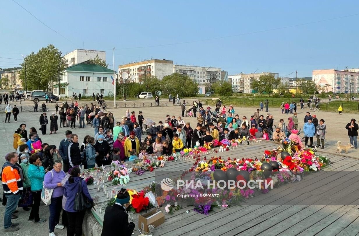 Стихийный мемориал в Палане в память о погибших в авиакатастрофе