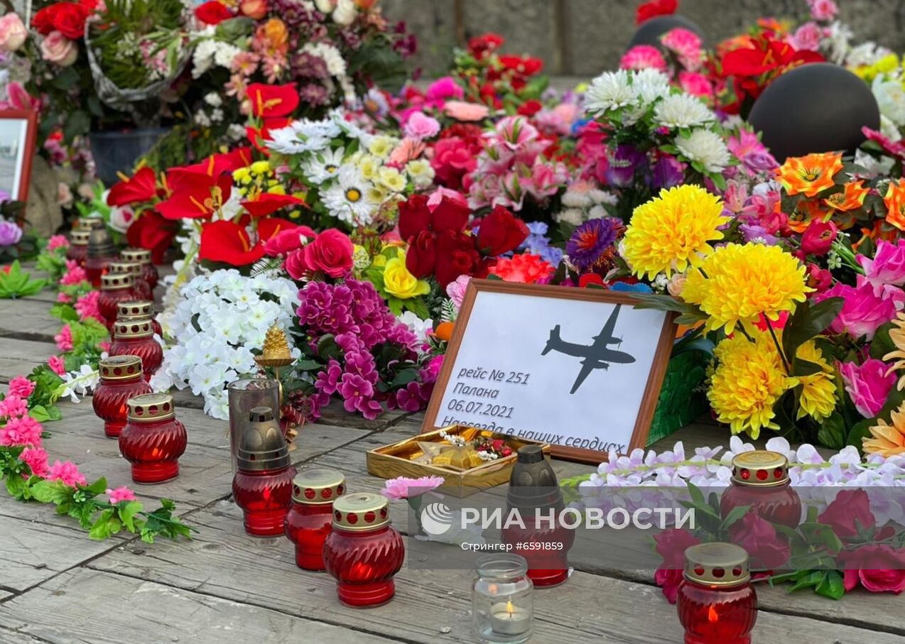 Стихийный мемориал в Палане в память о погибших в авиакатастрофе