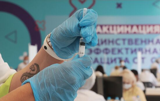 Центр вакцинации от COVID-19 в Лужниках