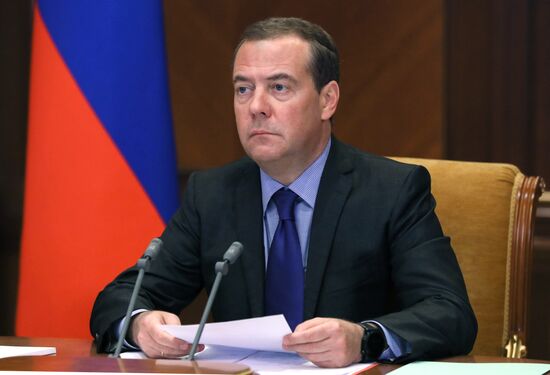 Зампред Совбеза РФ Д. Медведев провел совещание по вопросу "О масштабировании производства и внедрения российских вакцин против новой короновирусной инфекции COVID-19"