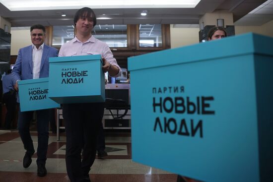 Подача документов партией "Новые люди" для регистрации кандидатов в депутаты Госдумы