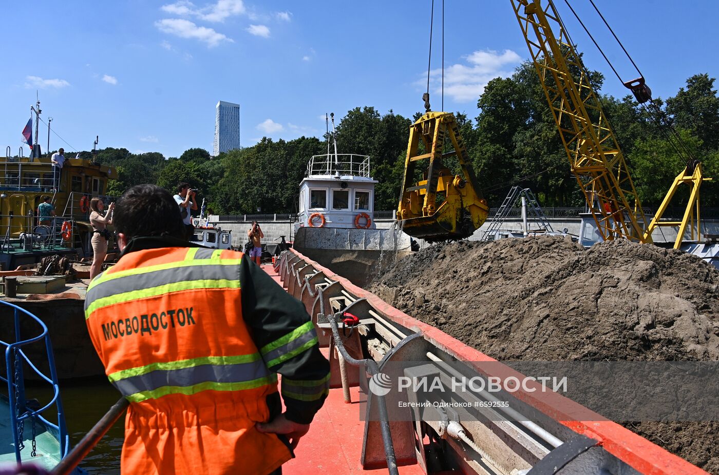 Работа ГУП "Мосводосток" по очистке реки 