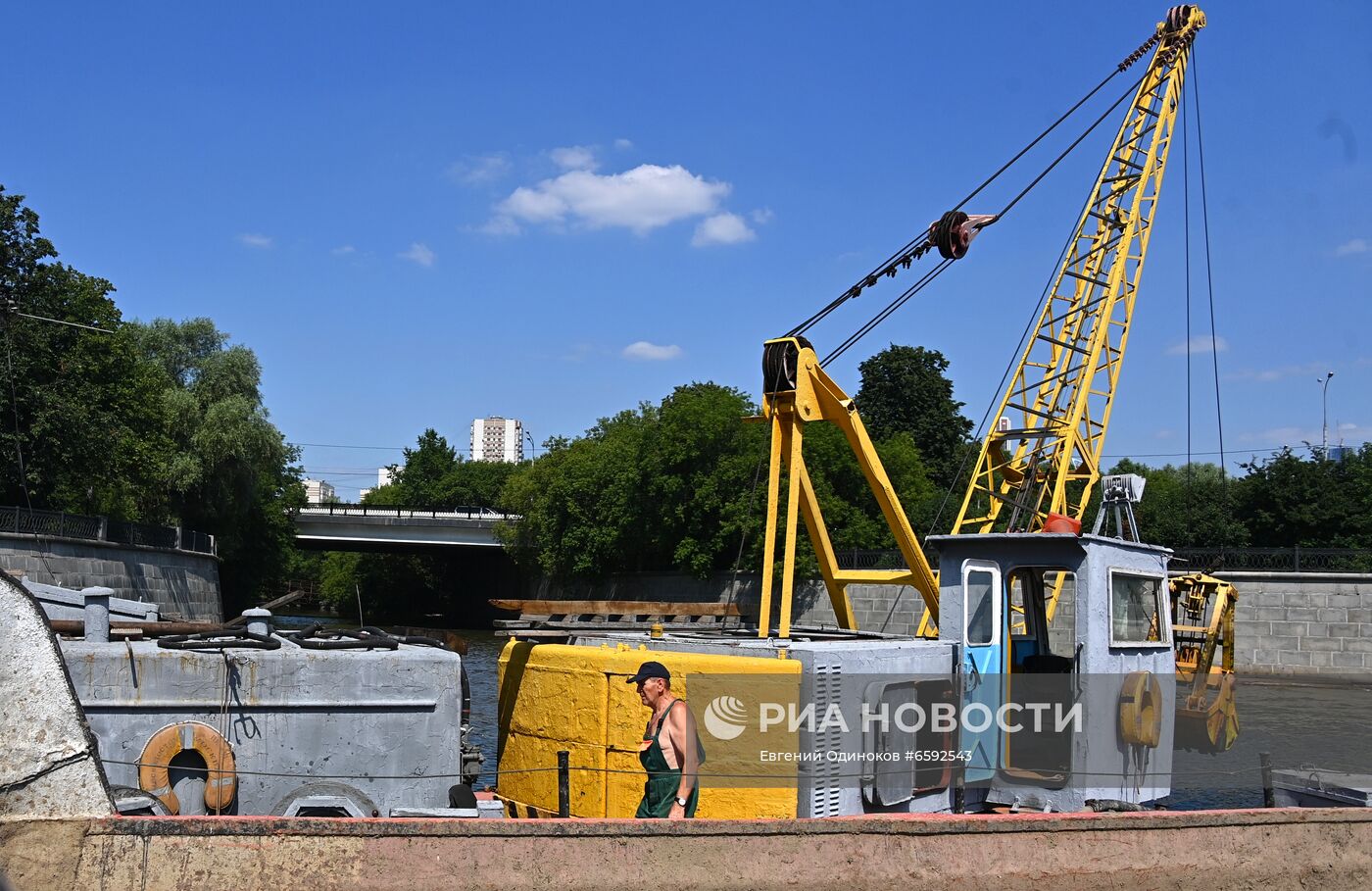 Работа ГУП "Мосводосток" по очистке реки 