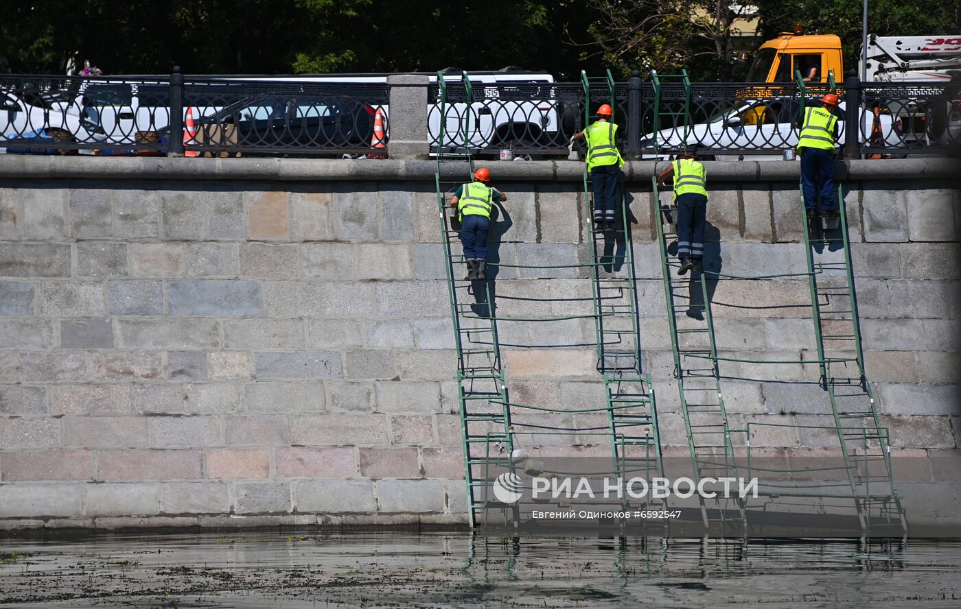 Работа ГУП "Мосводосток" по очистке реки 