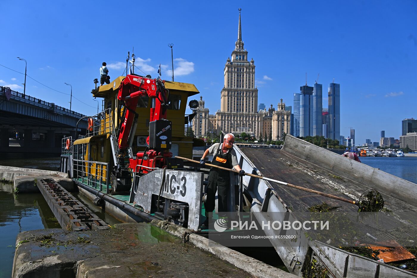 Работа ГУП "Мосводосток" по очистке реки 