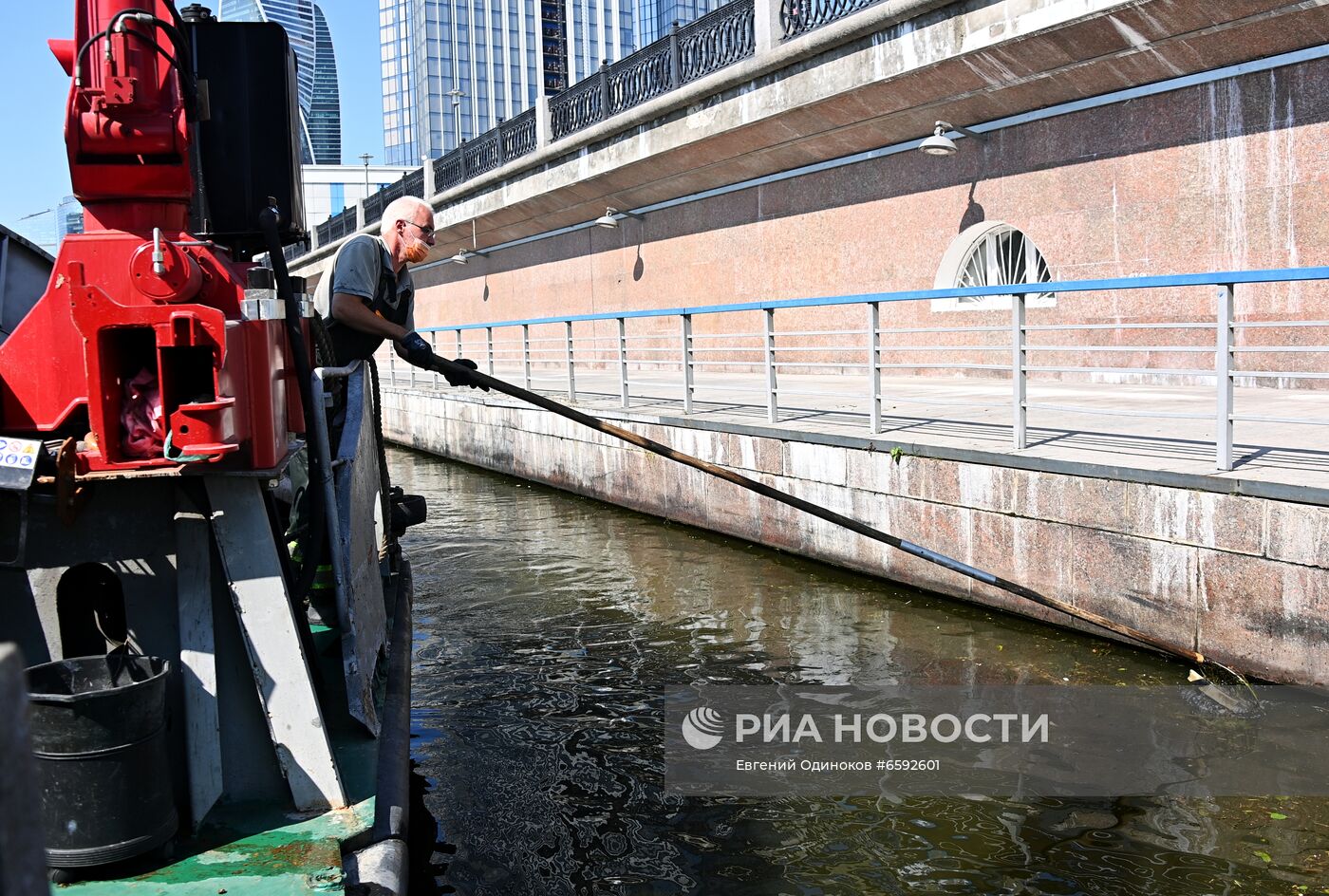 Работа ГУП "Мосводосток" по очистке реки 