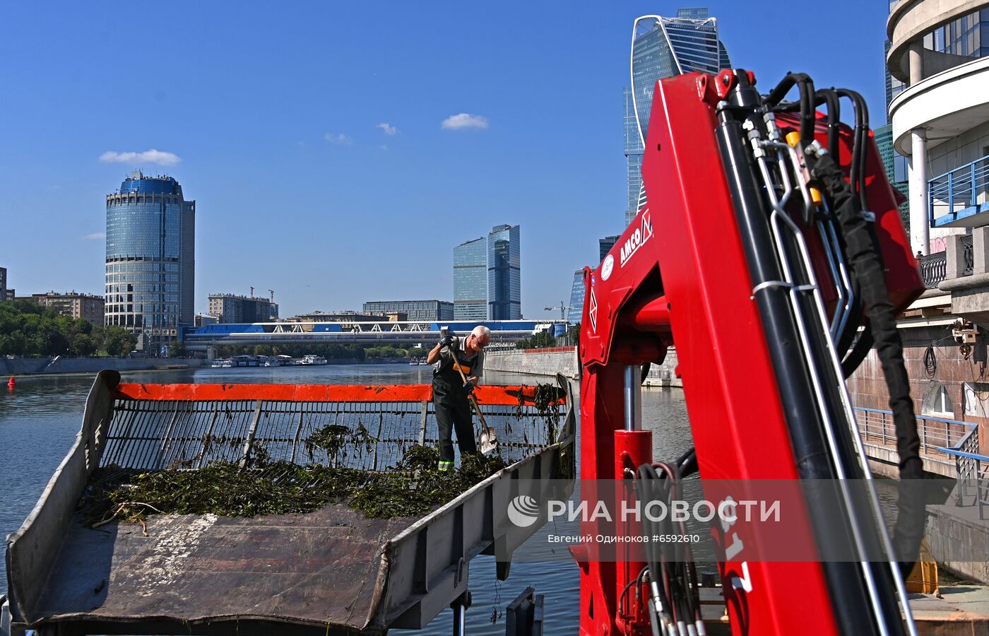 Работа ГУП "Мосводосток" по очистке реки 