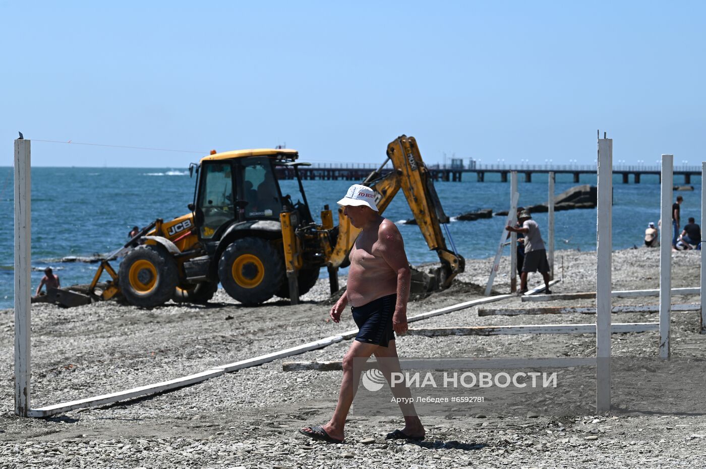 Отдых туристов на пляжах в Сочи после затопления