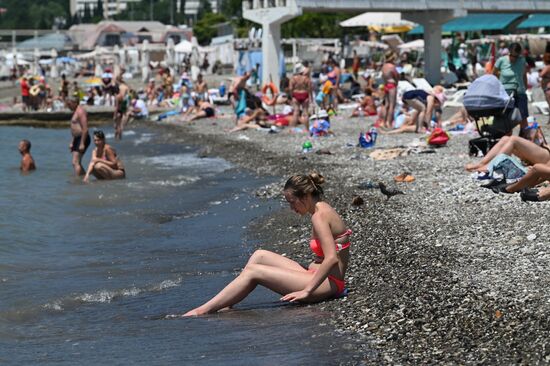 Отдых туристов на пляжах в Сочи после затопления