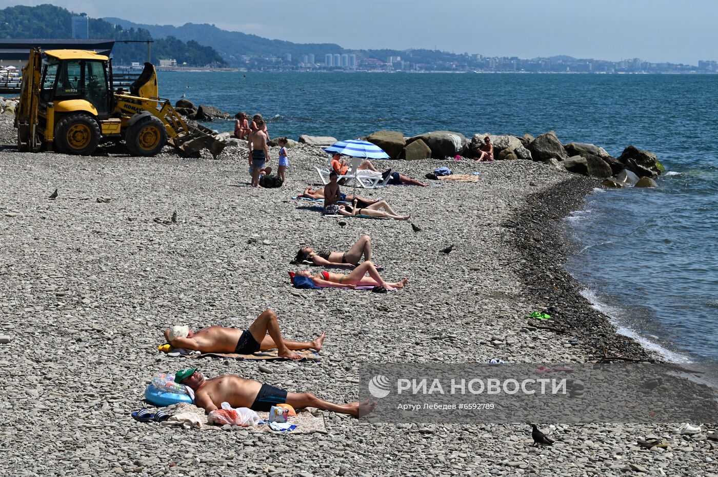 Отдых туристов на пляжах в Сочи после затопления