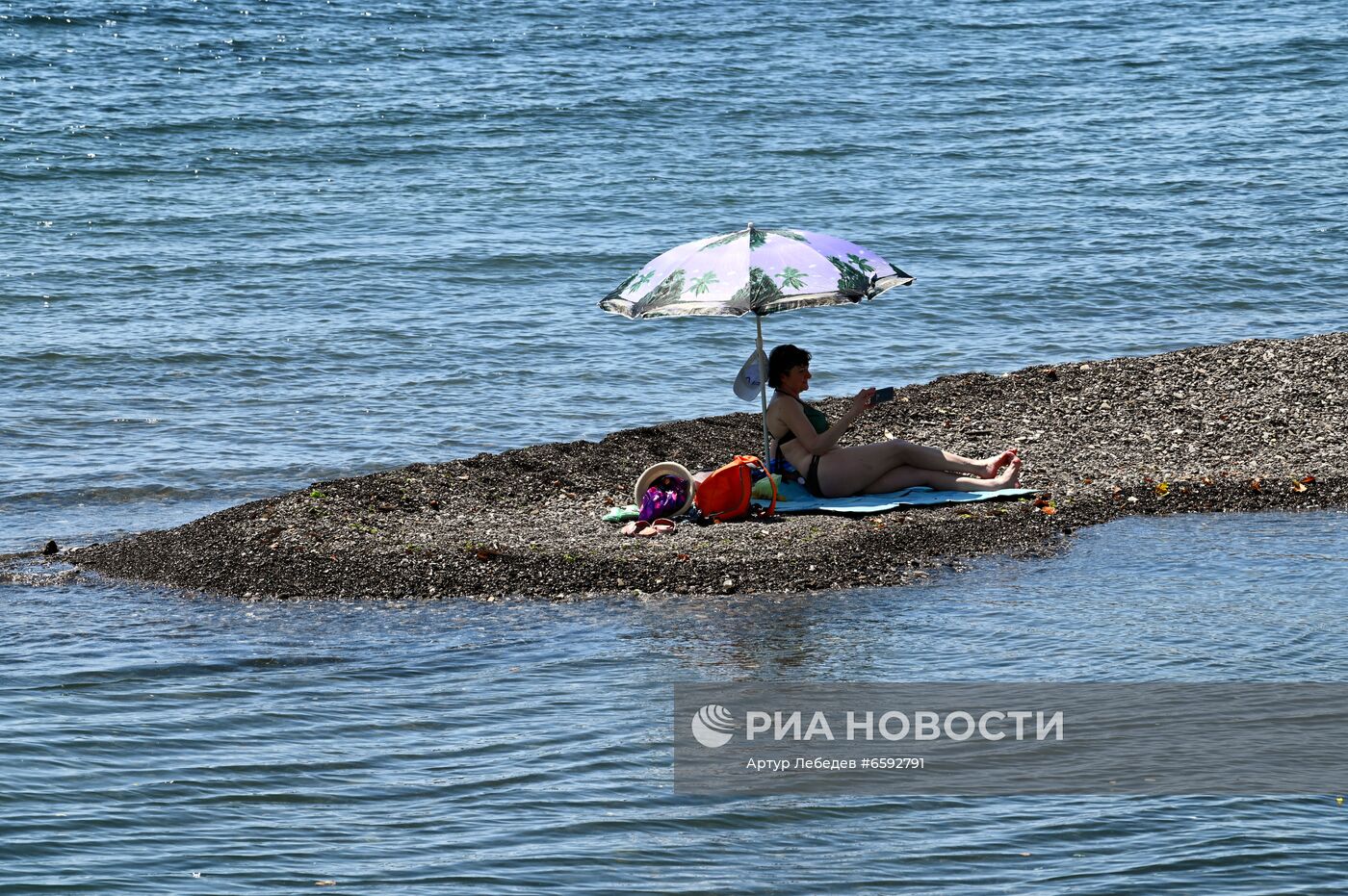 Отдых туристов на пляжах в Сочи после затопления