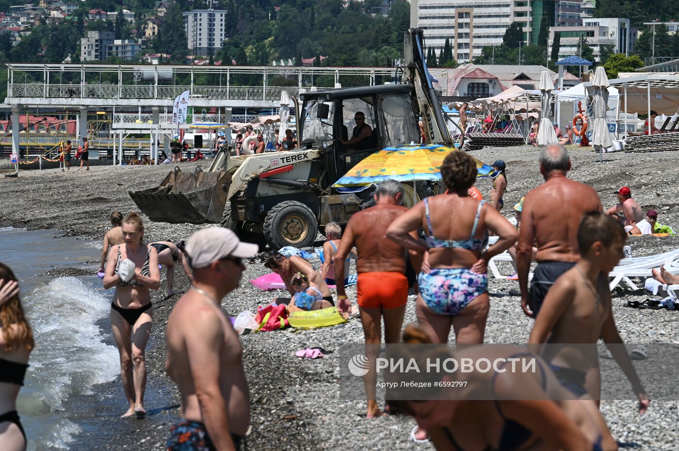 Отдых туристов на пляжах в Сочи после затопления