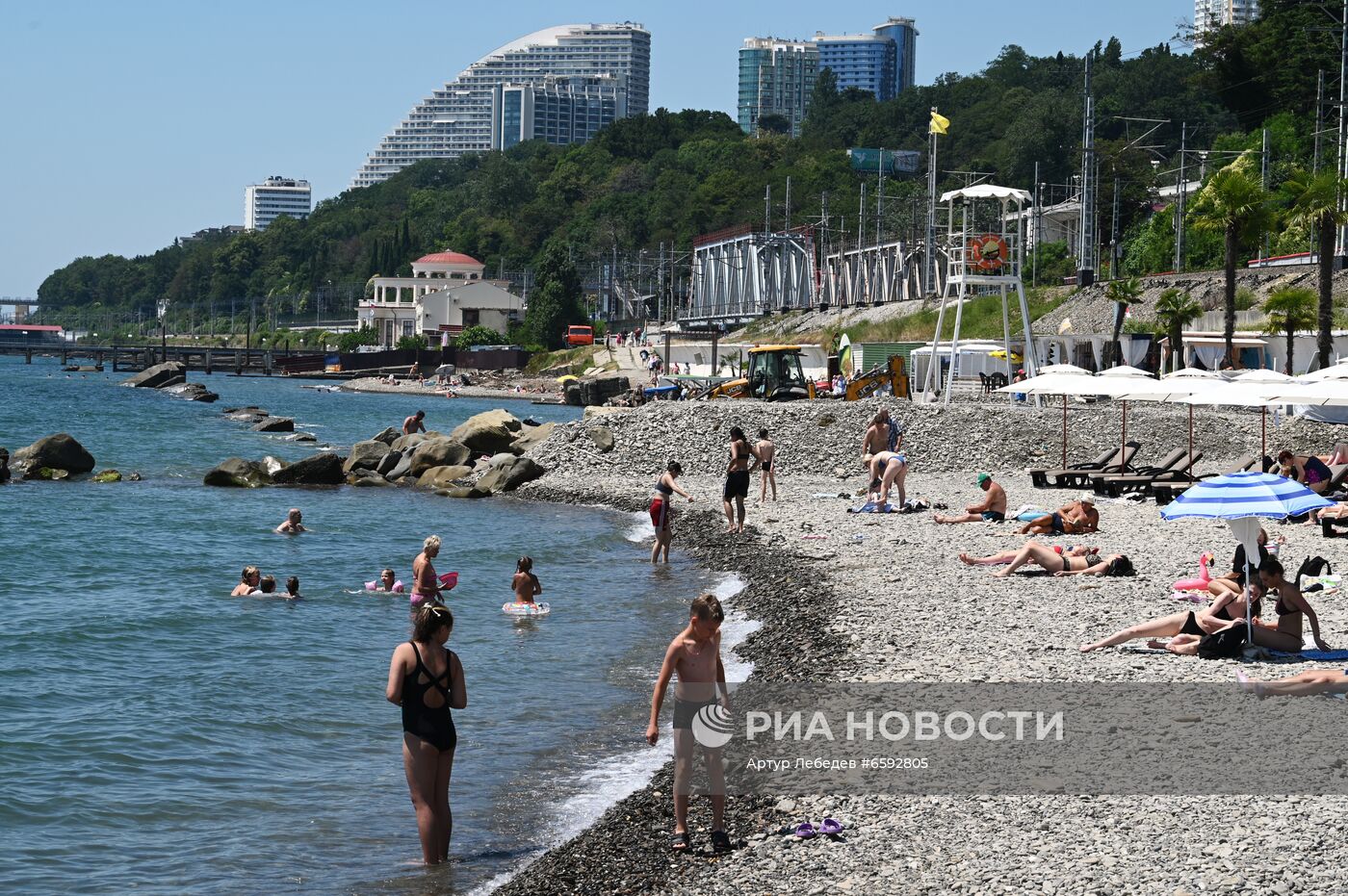 Отдых туристов на пляжах в Сочи после затопления