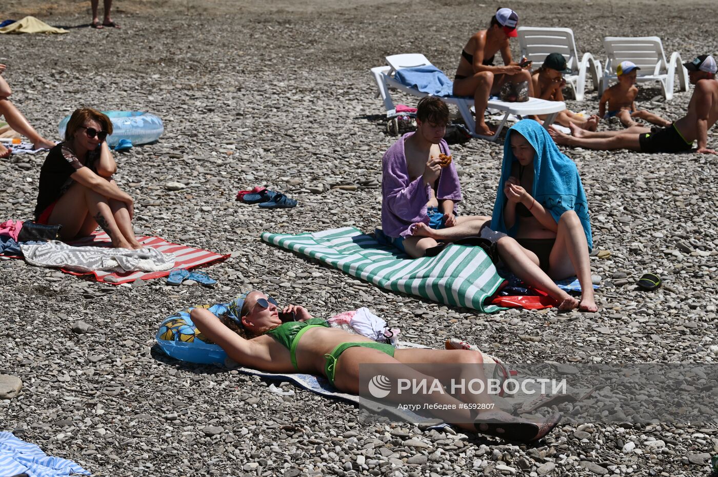 Отдых туристов на пляжах в Сочи после затопления