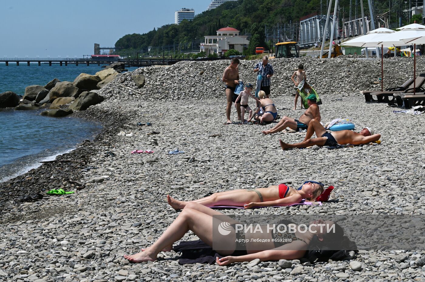 Отдых туристов на пляжах в Сочи после затопления