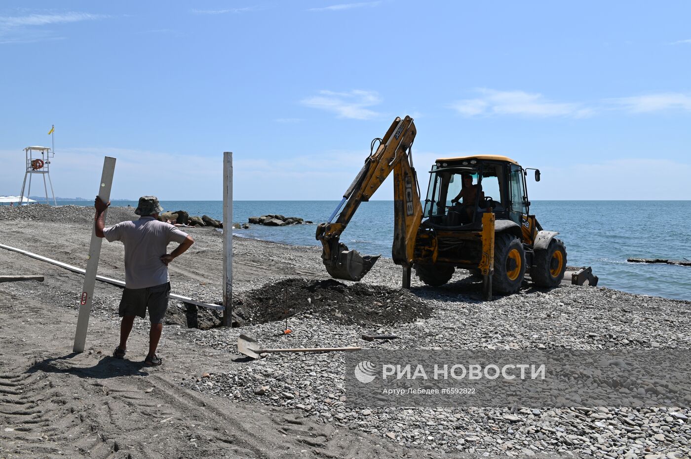 Отдых туристов на пляжах в Сочи после затопления