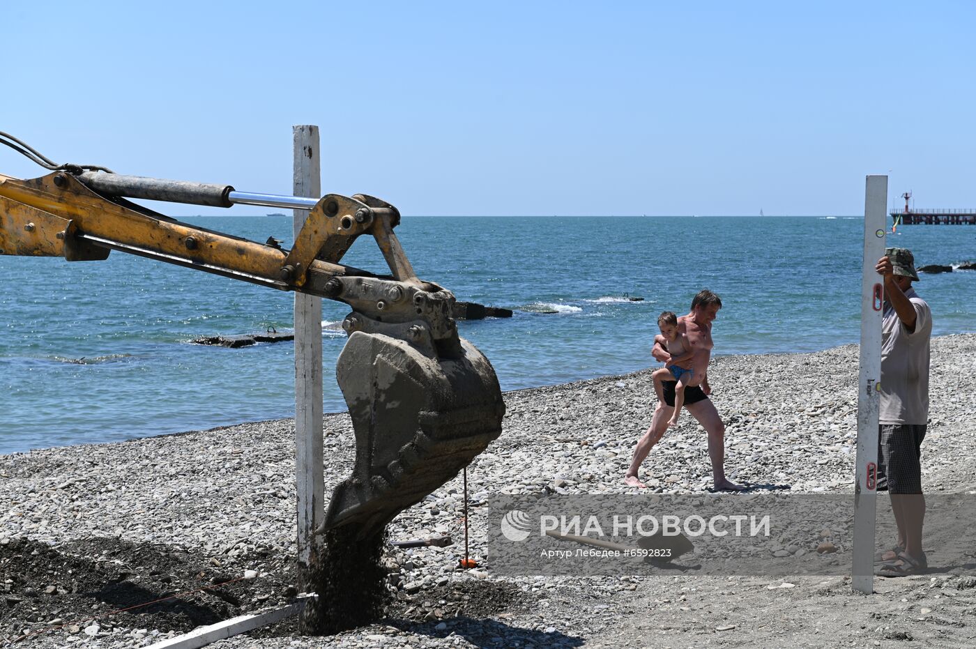 Отдых туристов на пляжах в Сочи после затопления