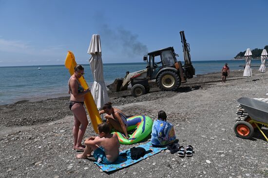 Отдых туристов на пляжах в Сочи после затопления
