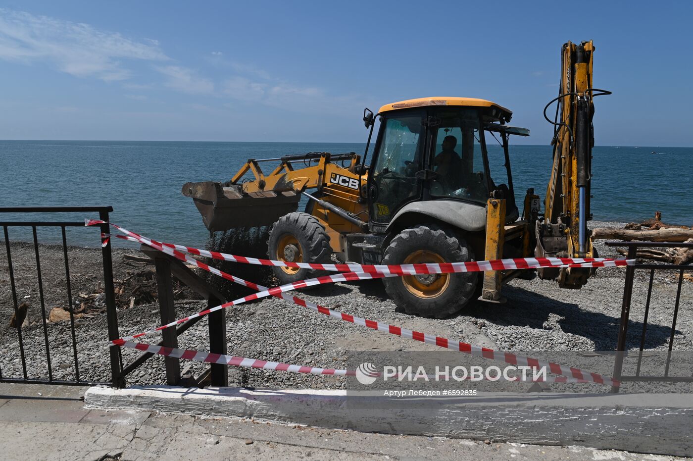 Отдых туристов на пляжах в Сочи после затопления