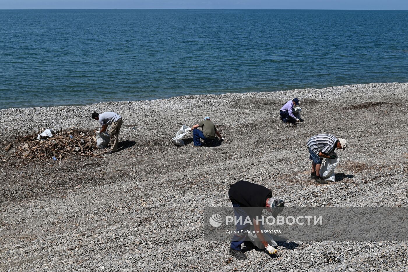 Отдых туристов на пляжах в Сочи после затопления