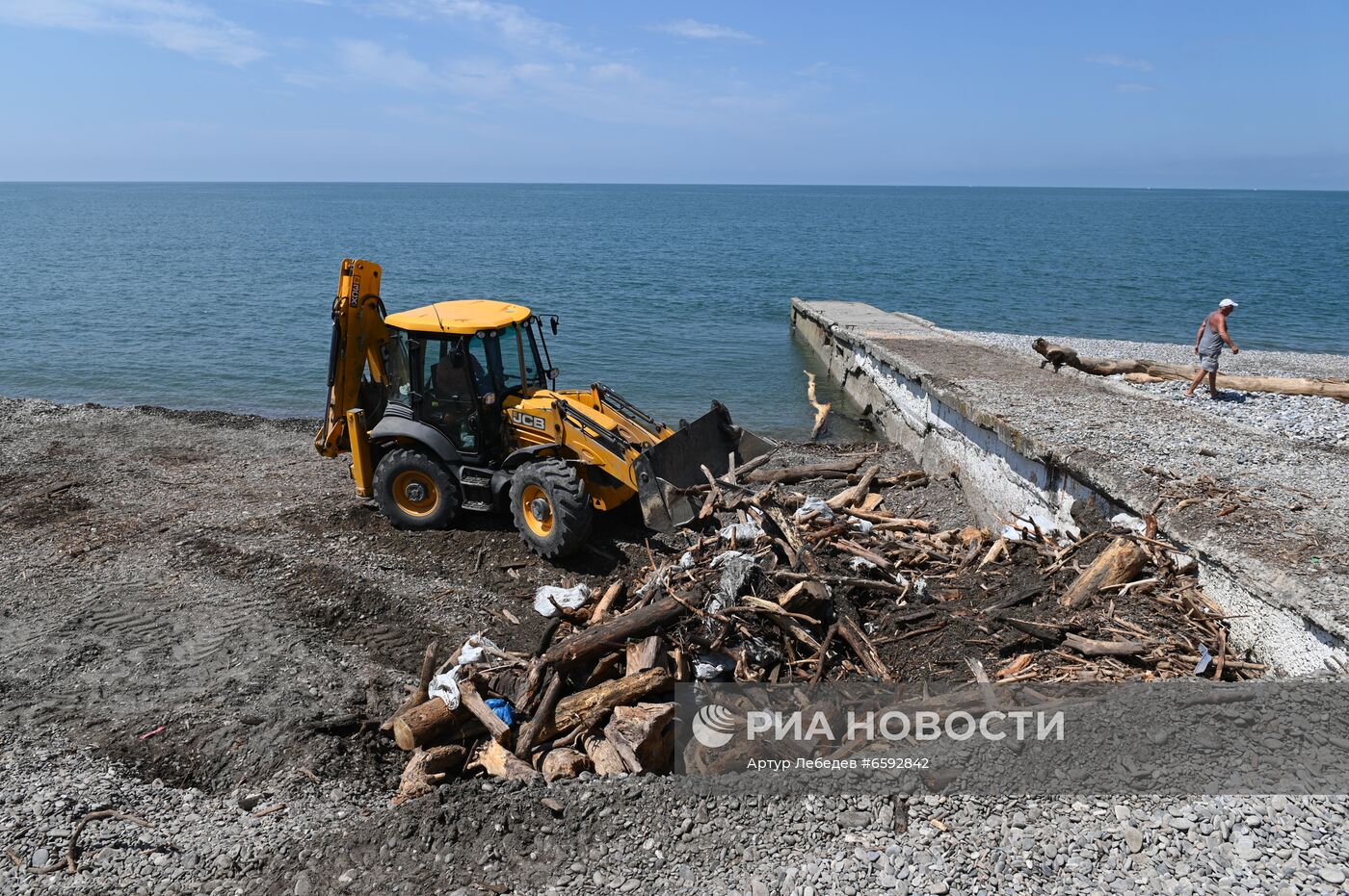 Отдых туристов на пляжах в Сочи после затопления