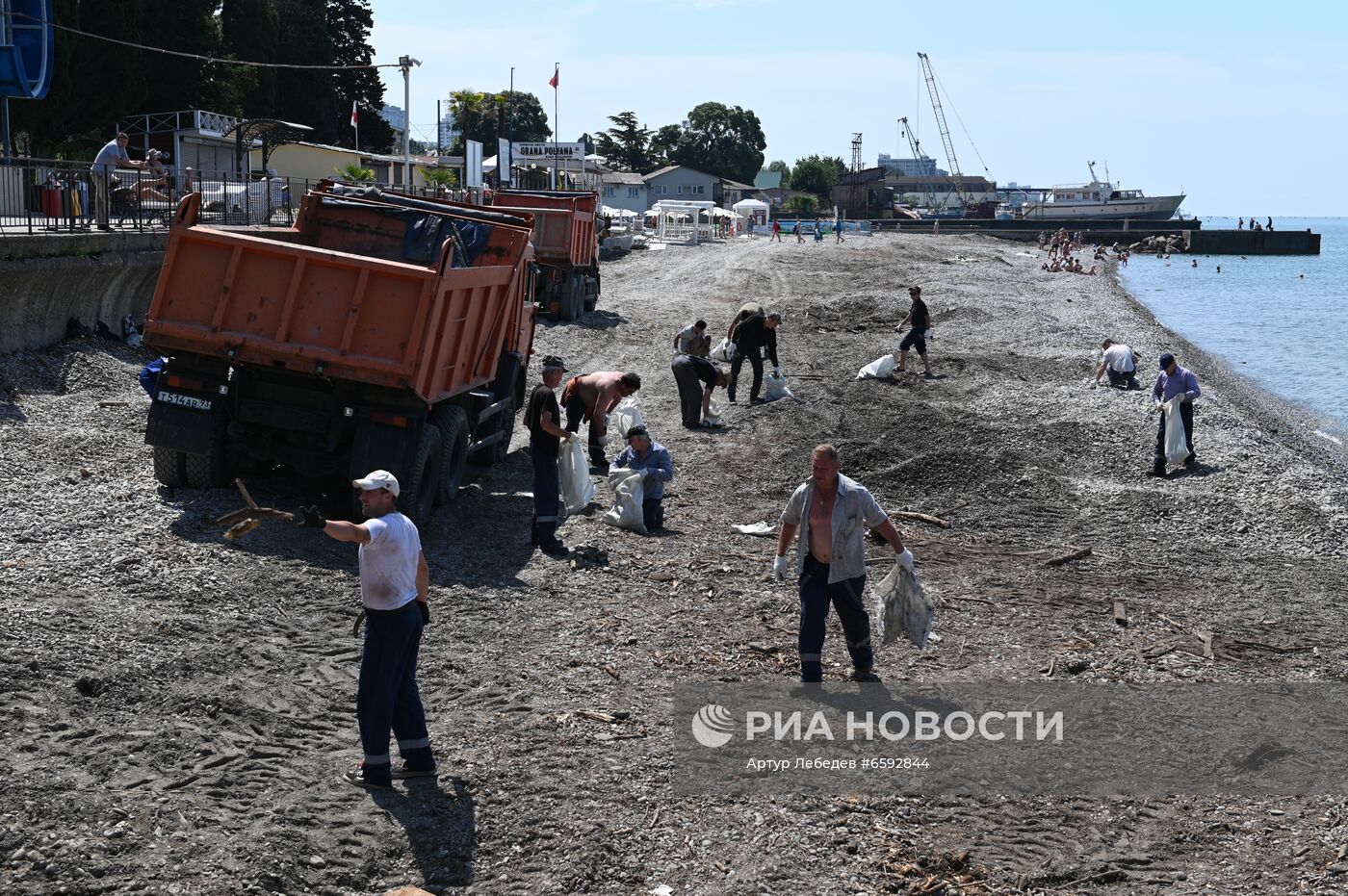 Отдых туристов на пляжах в Сочи после затопления