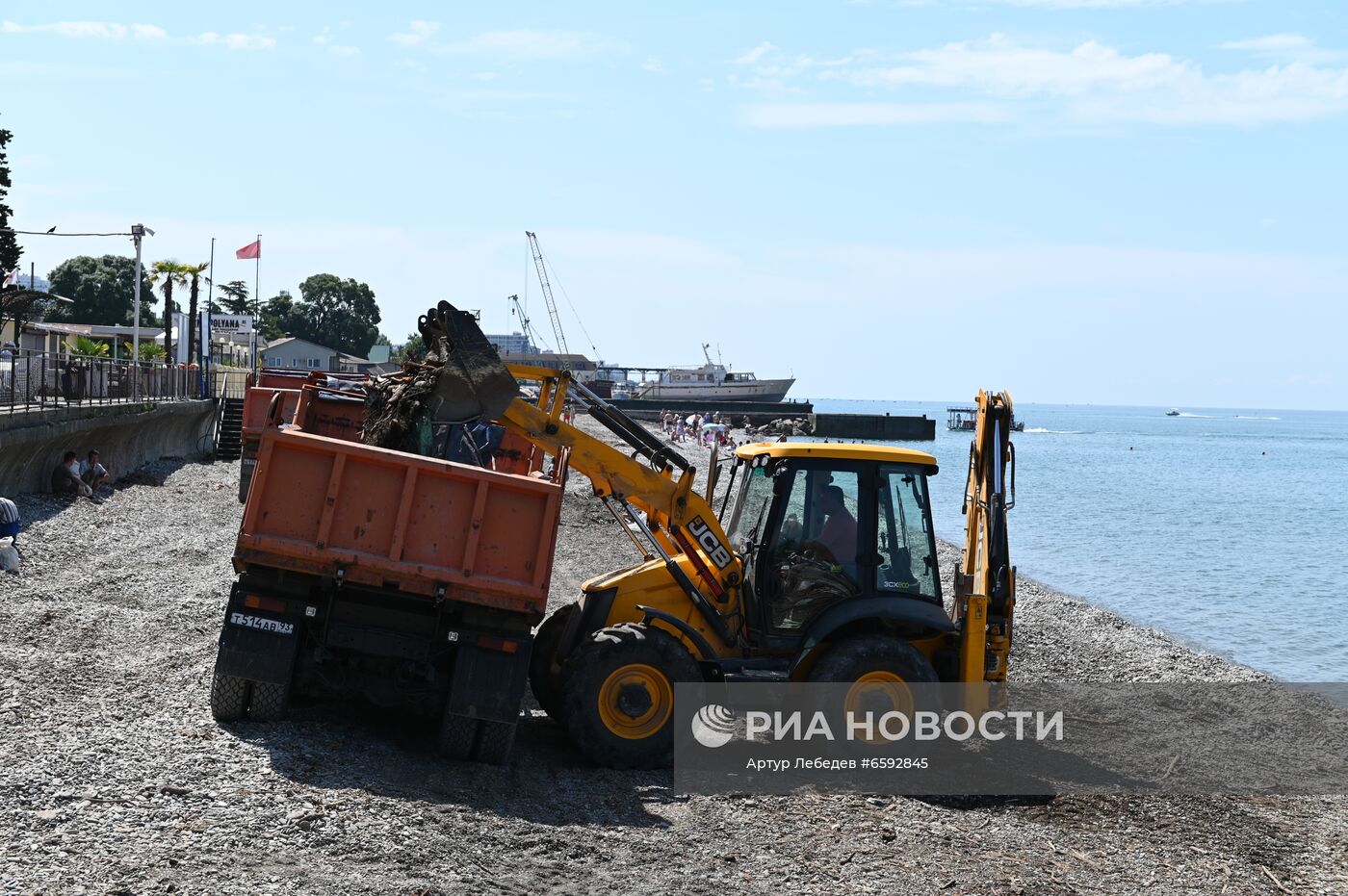 Отдых туристов на пляжах в Сочи после затопления