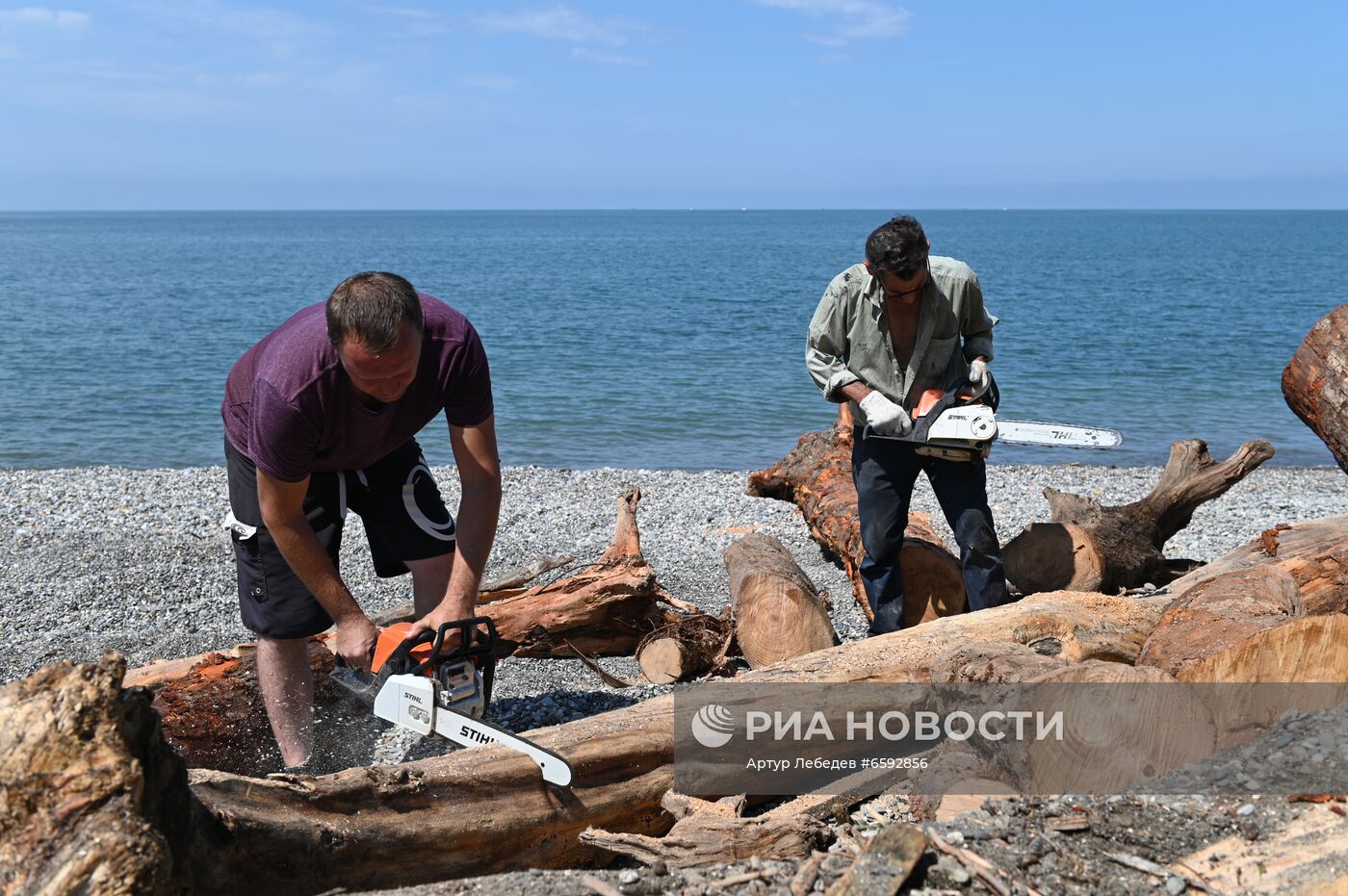 Отдых туристов на пляжах в Сочи после затопления