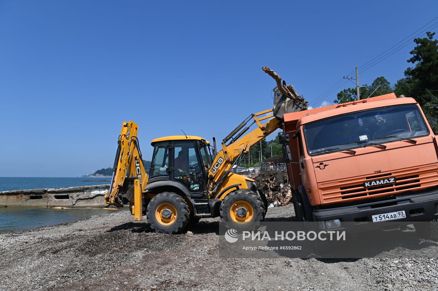 Отдых туристов на пляжах в Сочи после затопления