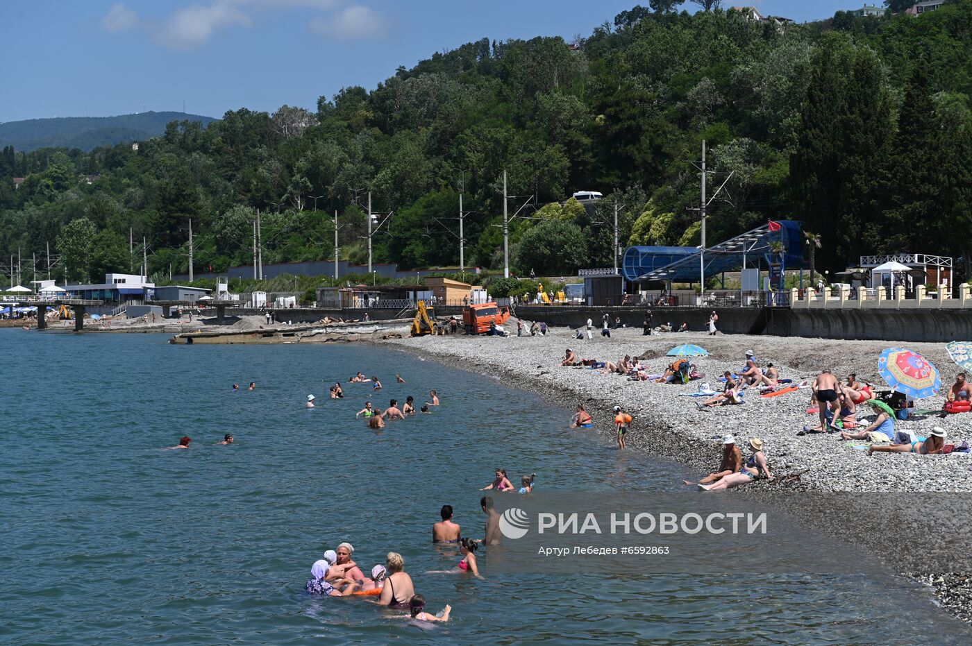 Отдых туристов на пляжах в Сочи после затопления