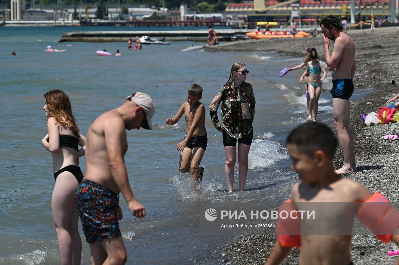 Отдых туристов на пляжах в Сочи после затопления