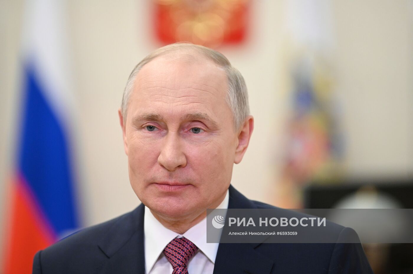 Президент РФ В. Путин поздравил выпускников вузов с завершением обучения