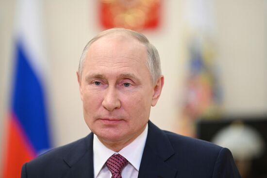 Президент РФ В. Путин поздравил выпускников вузов с завершением обучения