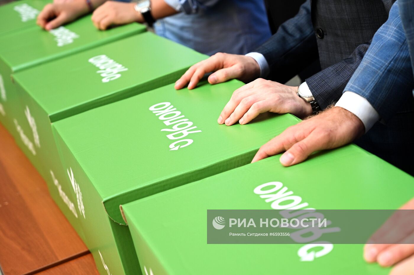 Подача документов партией "Яблоко" для регистрации кандидатов в депутаты Госдумы