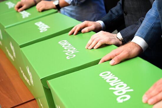 Подача документов партией "Яблоко" для регистрации кандидатов в депутаты Госдумы